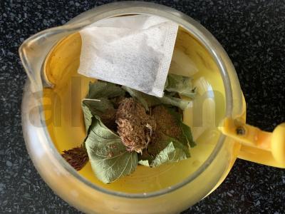 Juodasis arbata su serbentų ir dobilų lapais Žingsnis 1