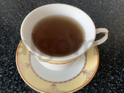 Juodasis arbata su serbentų ir dobilų lapais pagrindine nuotrauka