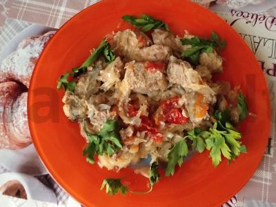 Kiauliena su raugintais kopūstais pagrindine nuotrauka