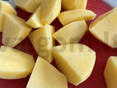 Bulvių košė su svogūnų apkepu ir pienu garnyrui Žingsnis 1