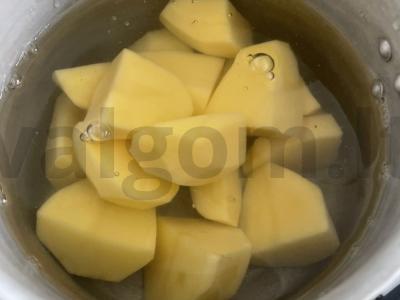 Bulvių košė su svogūnų apkepu ir pienu garnyrui Žingsnis 2