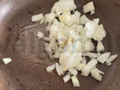 Bulvių košė su svogūnų apkepu ir pienu garnyrui Žingsnis 3