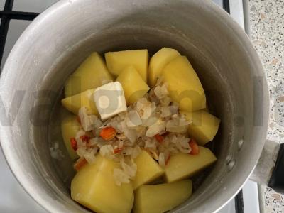 Bulvių košė su svogūnų apkepu ir pienu garnyrui Žingsnis 5