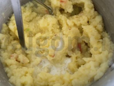 Bulvių košė su svogūnų apkepu ir pienu garnyrui Žingsnis 6