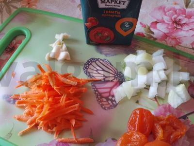 Vištienos šlaunelių filė su džiovintomis abrikosais pomidorų padaže Žingsnis 2