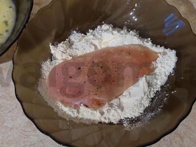 Vištienos šnicelis kiaušinyje Žingsnis 4