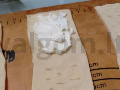 Sluoksniuotos bandelės su varškės sūriu ir abrikosais Žingsnis 3