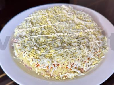 Salotas „Mimoza“ su karštu rūkytu lašiša pagrindine nuotrauka