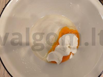 Pyragas „Smetaninkas“ su sūdytais žemės riešutais Žingsnis 3