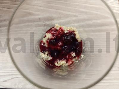 Vaisių desertas su sausainiais ir uogiene Žingsnis 4