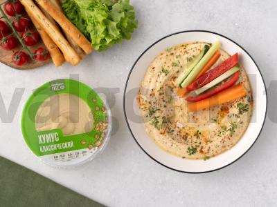 Namų humusas su daržovėmis pagrindine nuotrauka