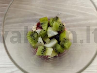 Vaisių desertas su sausainiais ir uogiene Žingsnis 5