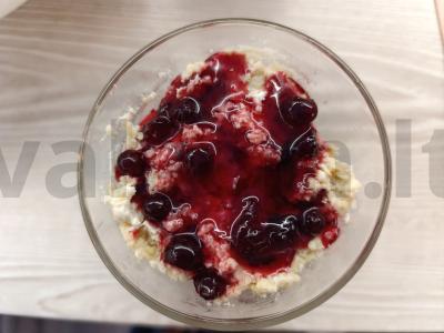 Vaisių desertas su sausainiais ir uogiene Žingsnis 6