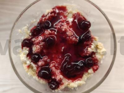Vaisių desertas su sausainiais ir uogiene pagrindine nuotrauka