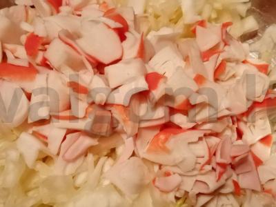 Kopūstų salotas su krabų mėsa Žingsnis 2