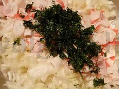 Kopūstų salotas su krabų mėsa Žingsnis 3