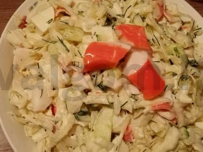 Kopūstų salotas su krabų mėsa pagrindine nuotrauka