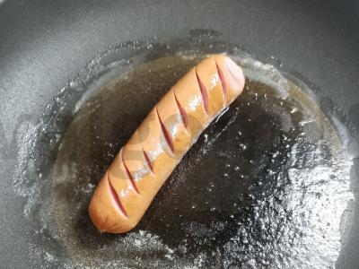 Kiaušinienė su dešrele ir žirneliais Žingsnis 1