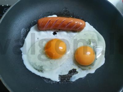 Kiaušinienė su dešrele ir žirneliais Žingsnis 2