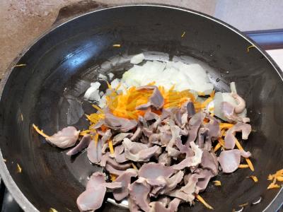 Makaronai su vištienos skrandžiais Žingsnis 4