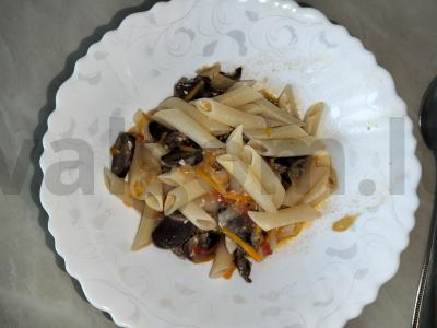 Makaronai su vištienos skrandžiais pagrindine nuotrauka