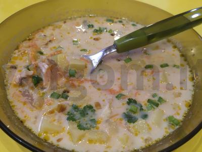 Grietininis sriuba su upėtakiu ir pomidorų tyrė pagrindine nuotrauka