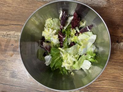 Dietinis salotas su braškėmis, avokadu ir krevetėmis Žingsnis 1