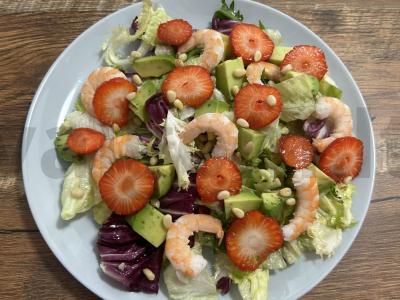 Dietinis salotas su braškėmis, avokadu ir krevetėmis pagrindine nuotrauka