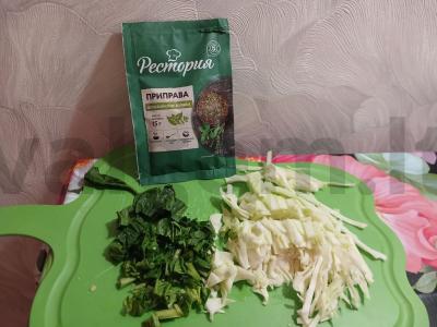 Kopūstų, špinatų ir česnako salotas Žingsnis 1