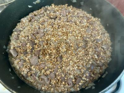 Grikių košė grietinės padaže su antis skrandžiais Žingsnis 2