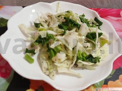 Kopūstų, špinatų ir česnako salotas pagrindine nuotrauka