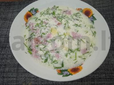 Okroška su rūkytomis dešromis ant duonos kvašo pagrindine nuotrauka