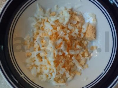 Salotas su kukurūzais, kiaušiniu ir sūriu Žingsnis 2