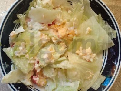 Salotas su kukurūzais, kiaušiniu ir sūriu pagrindine nuotrauka