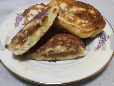 Kefyro blynai su uogiene pagrindine nuotrauka