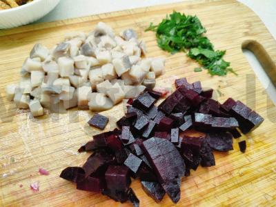 Silkės, burokėlių ir sausainių salotos Žingsnis 2