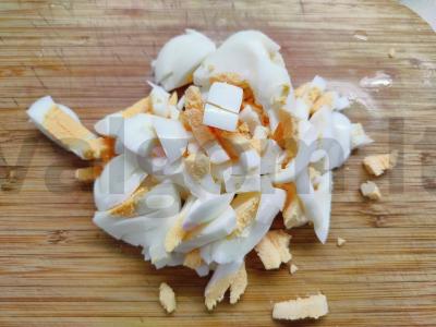 Silkės, burokėlių ir sausainių salotos Žingsnis 3