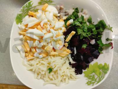 Silkės, burokėlių ir sausainių salotos Žingsnis 4