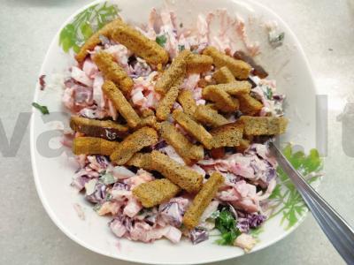 Silkės, burokėlių ir sausainių salotos Žingsnis 5