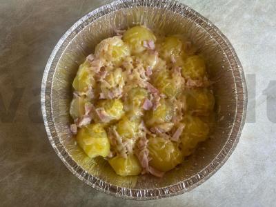 Bulvės „Bom“ su šonine ir sūriu pagrindine nuotrauka