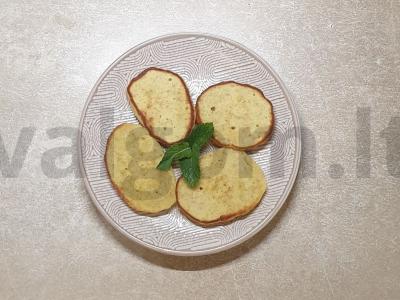 Purūs blynai su bananais pagrindine nuotrauka