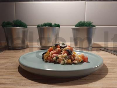 Salotas „Itališkas“ su upėtakiu ir alyvuogėmis pagrindine nuotrauka