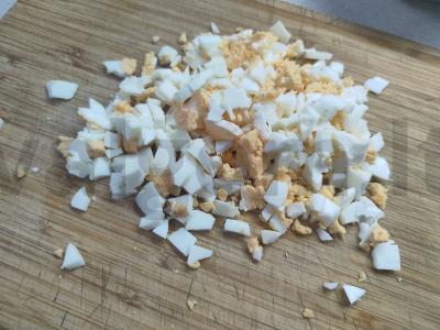 Salotas su sūriu ir žaliais žirneliais Žingsnis 1