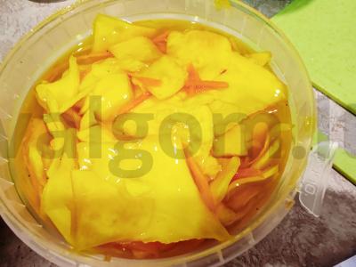 Lengvas salotas su marinuotais kopūstais ir fetos sūriu Žingsnis 3