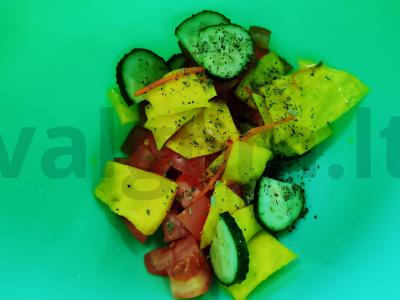 Lengvas salotas su marinuotais kopūstais ir fetos sūriu Žingsnis 4