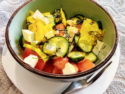 Lengvas salotas su marinuotais kopūstais ir fetos sūriu pagrindine nuotrauka