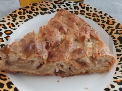 Šarlotė su maloniu rūgštumu pagrindine nuotrauka