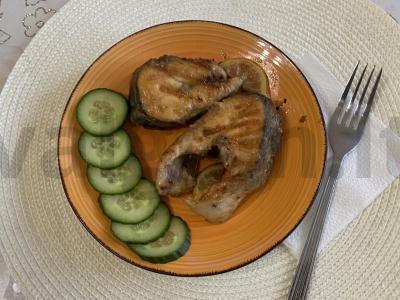 Kepta lašiša su juodaisiais pipirais pagrindine nuotrauka