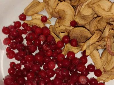 Obuolių, raudonųjų serbentų ir juodųjų serbentų lapų kompotas Žingsnis 1