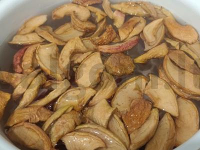 Obuolių, raudonųjų serbentų ir juodųjų serbentų lapų kompotas Žingsnis 2